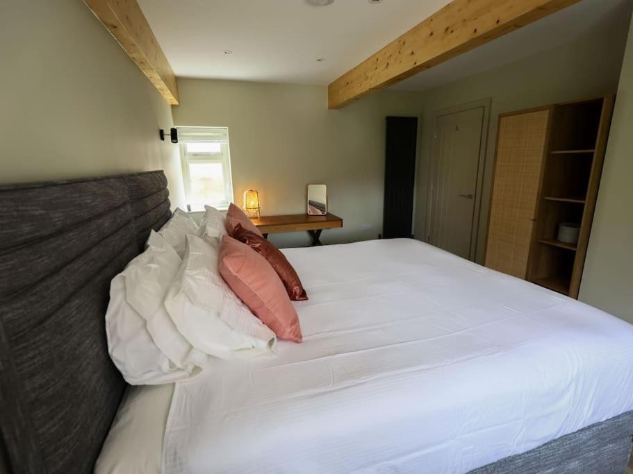 Spacious 1-Bed Apartment With Super King Or Twin In Central Charlbury, Cotswolds Exterior photo