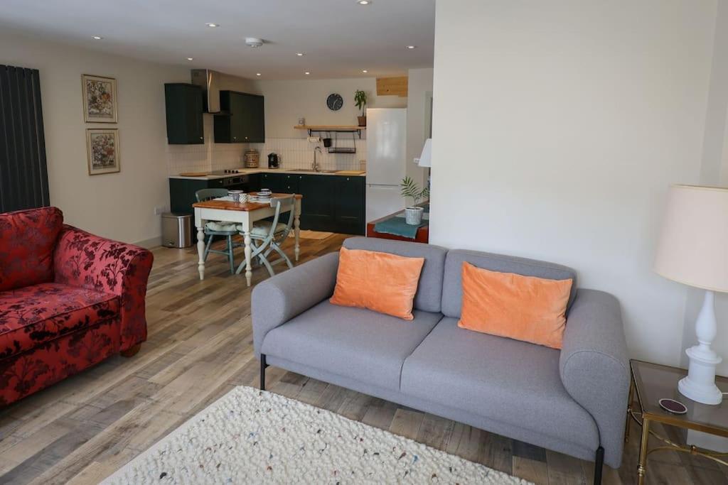 Spacious 1-Bed Apartment With Super King Or Twin In Central Charlbury, Cotswolds Exterior photo